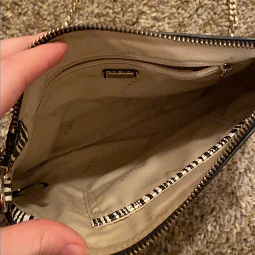GUESS PURSE - Picture 4 of 5
